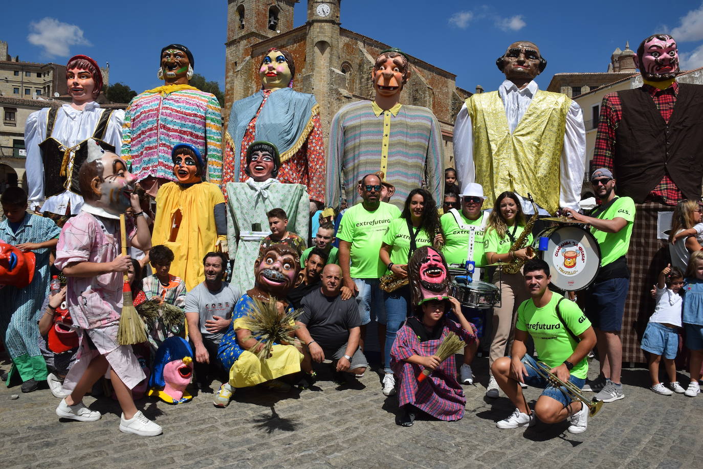 La ciudad se echa a la calle para disfrutar de la jornada festiva