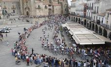 Cientos de personas arropan a La Vuelta en un ambiente festivo