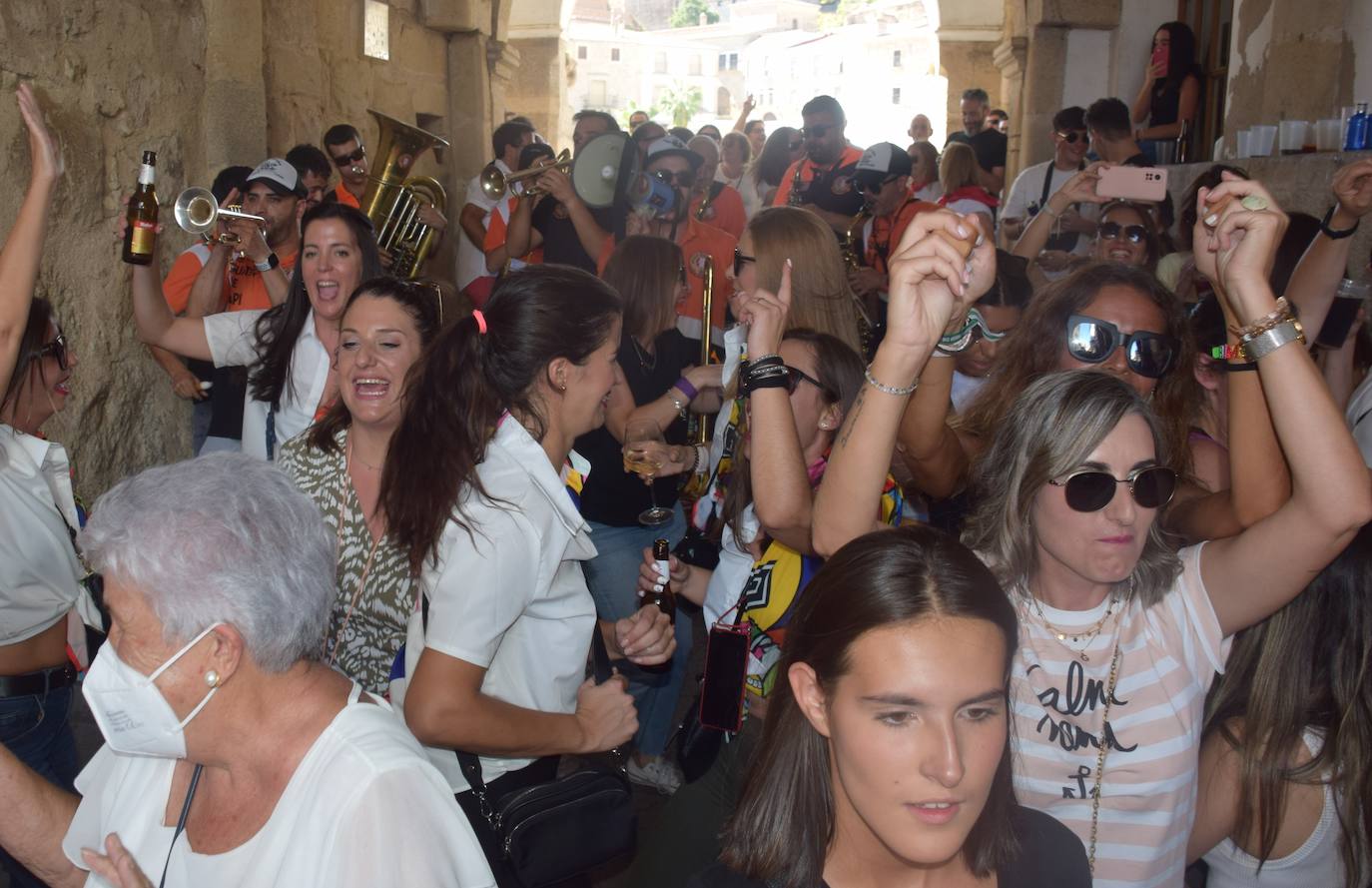 Las mujeres se echan a la calle en su día de fiesta con un gran ambiente e intenso calor