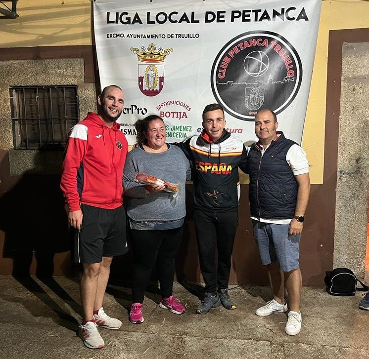 El torneo de petanca de La Piedad reúne a 36 parejas en las pistas de San Lázaro