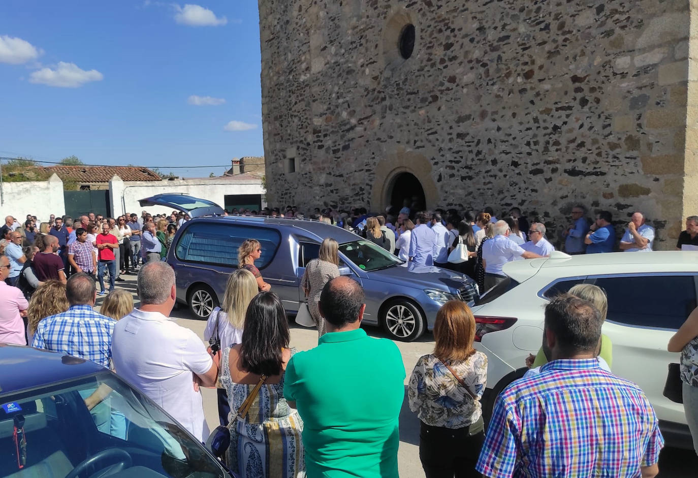 La Cumbre despide en un multitudinario entierro al niño de cinco años fallecido en Alcorcón