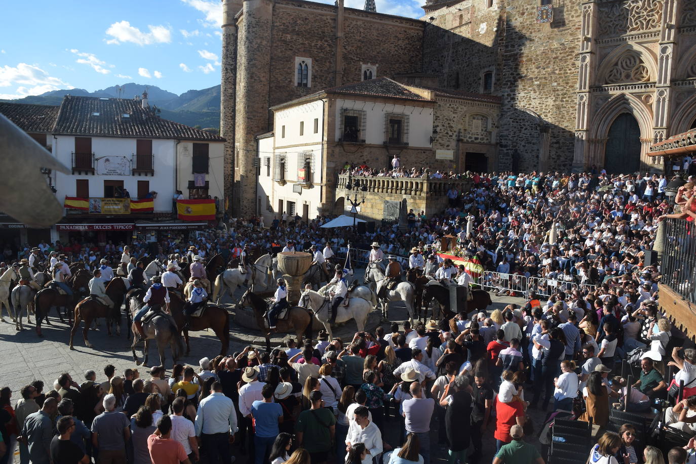 Un nutrido grupos de caballistas de la ciudad participa en la tradicional peregrinación a Guadalupe