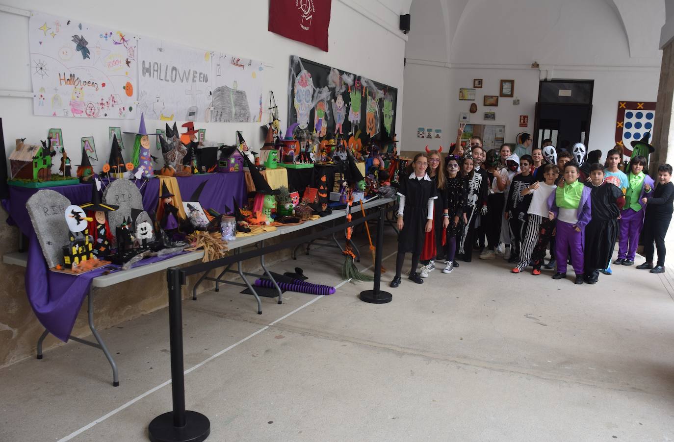 El colegio María de la Paz Orellana realiza una original muestra basada en brujas
