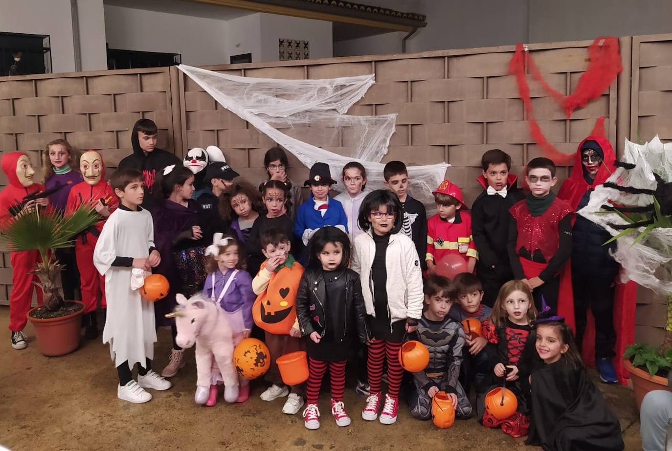 El 'truco o trato' sonó en la barriada Santa Catalina en la noche de Halloween