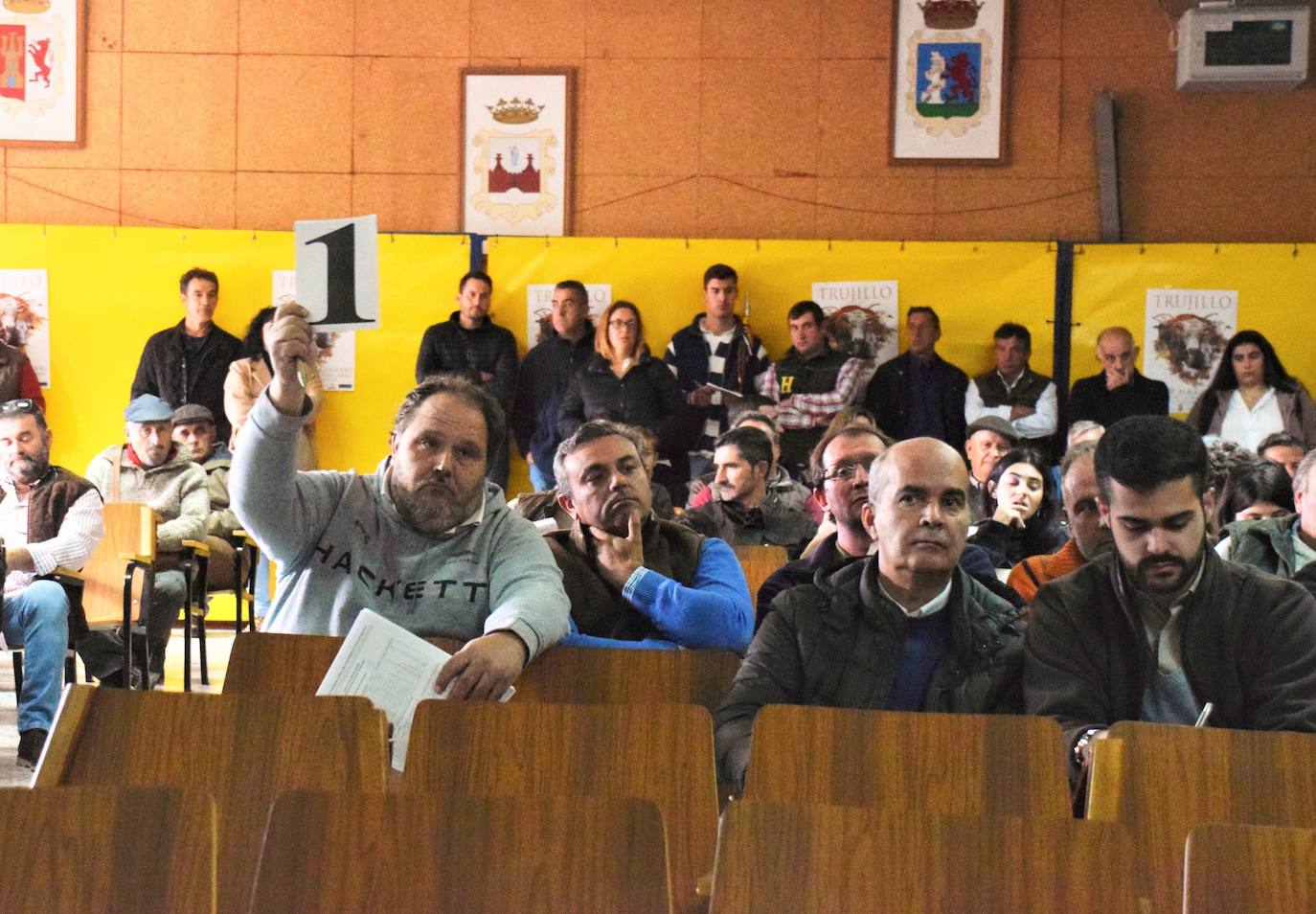 Una animada subasta de ganado ovino genera un montante de 38.120 euros
