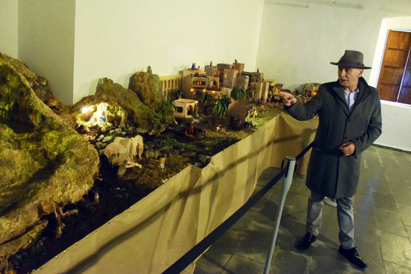El Palacio de los Barrantes Cervantes exhibe el belén de Jesús Ortiz