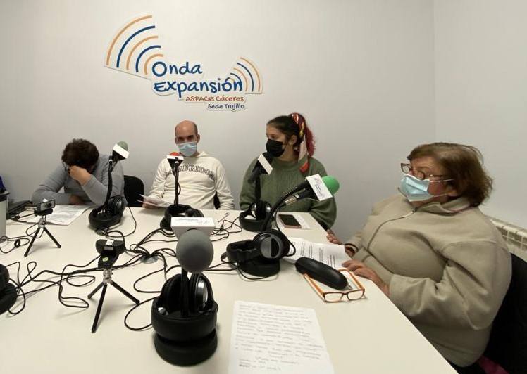 Usuarios del centro trujillano de Aspace Cáceres en su radio 'Onda Expasión' 