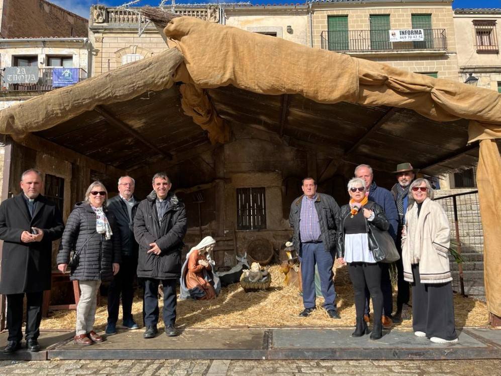 La Hermandad Virgen de la Victoria vela por el bienestar del belén de la plaza Mayor