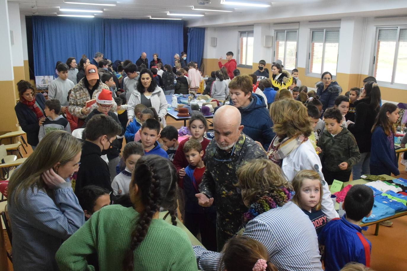 Centros educativos muestran estos días su cara más solidaria
