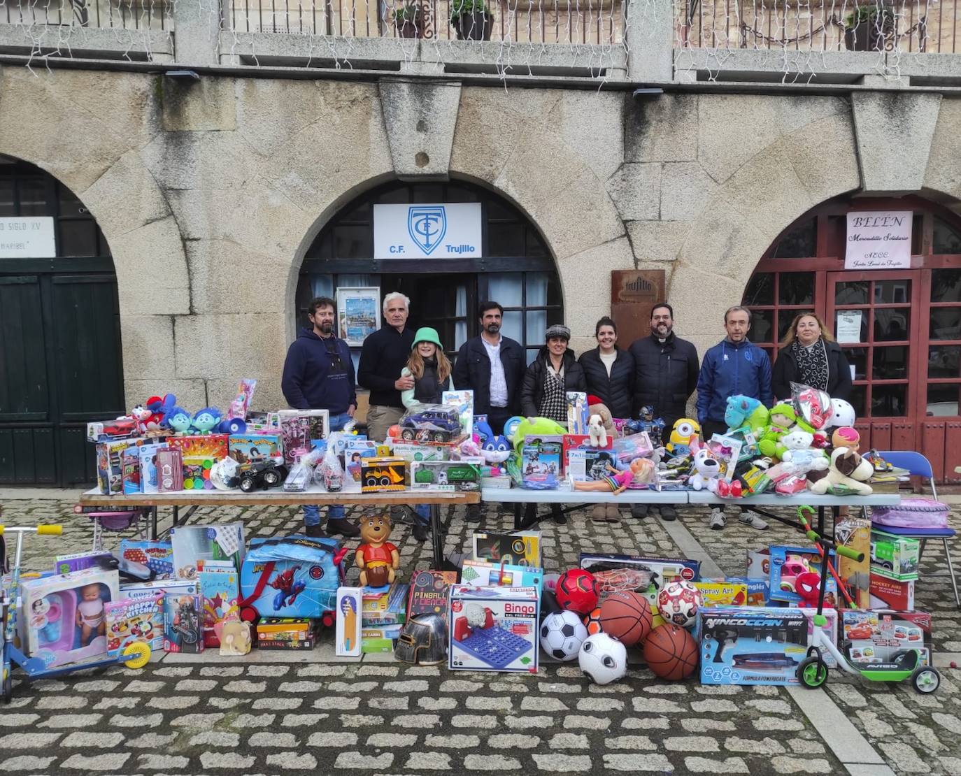 Personas implicadas en la campaña benéfica con algunos de los juguetes donados /J. S. P.