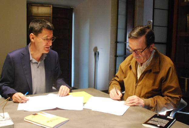 Hernando de Orellana Pizarro junto con Damián Gallego en la firma de un acuerdo con Extremayuda, en una edición pasada 