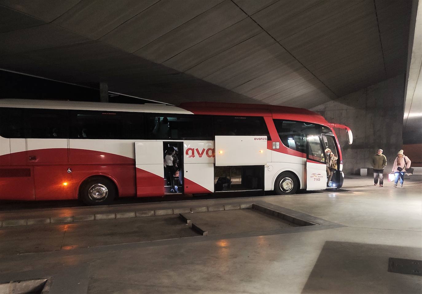 Los viajeros se quejan del cierre de la estación de autobuses por la tarde y los fines de semana
