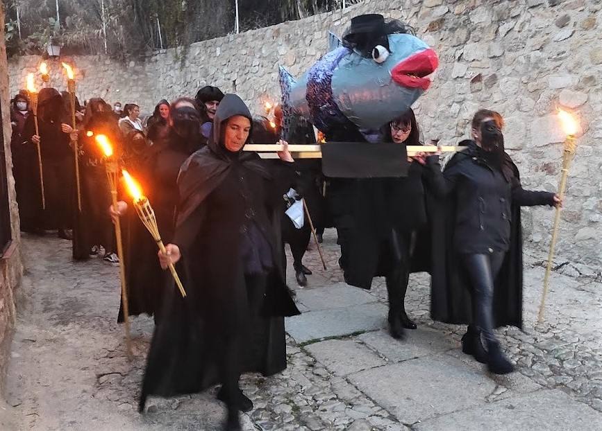 El concurso de comparsas y el entierro de la sardina completan las actividades de carnaval