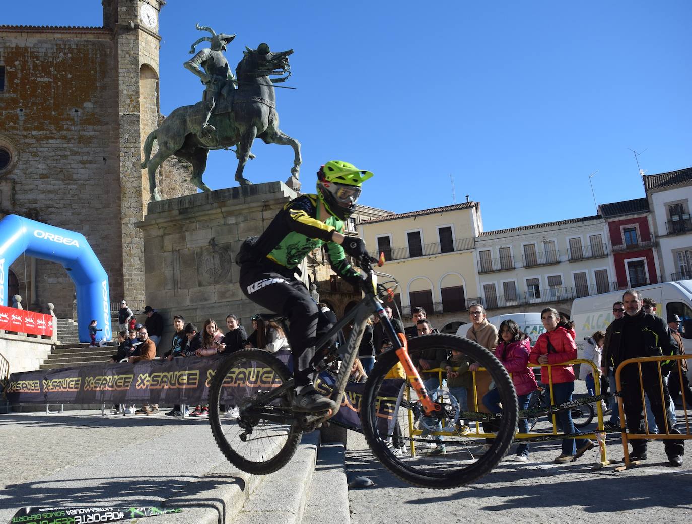 El enduro vuelve a reunir a numeroso público en la plaza Mayor