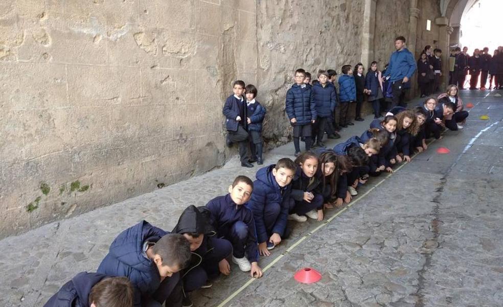 Alumnado del Sagrado Corazón de Jesús realiza una línea solidaria para Cáritas