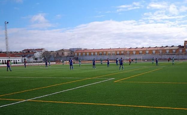 El Racing sale goleado de su visita a Almendralejo