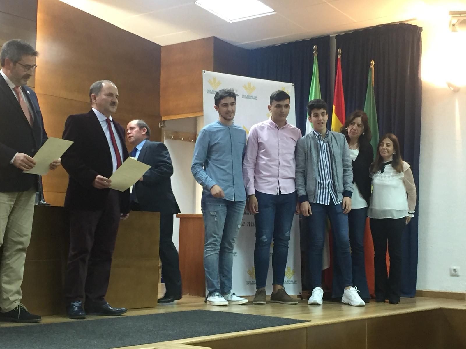 Dos primeros premios para el IES 'Campos de San Roque' en la novena edición de «Investigar en ciencias» de la UEX