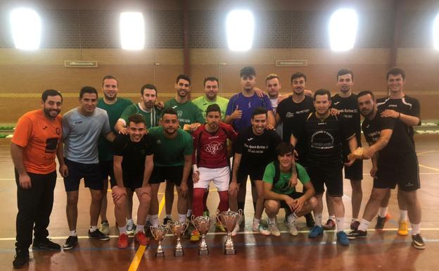 Los Pisos también ganan el encuentro de clausura de la liga de fútbol sala
