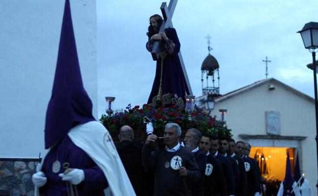 La amenaza de lluvia obliga a reducir el recorrido de la procesión del Nazareno