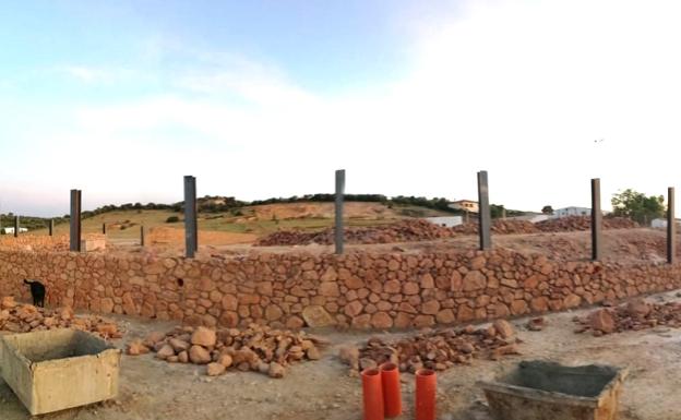 Comienza el cerramiento del campo de fútbol 7