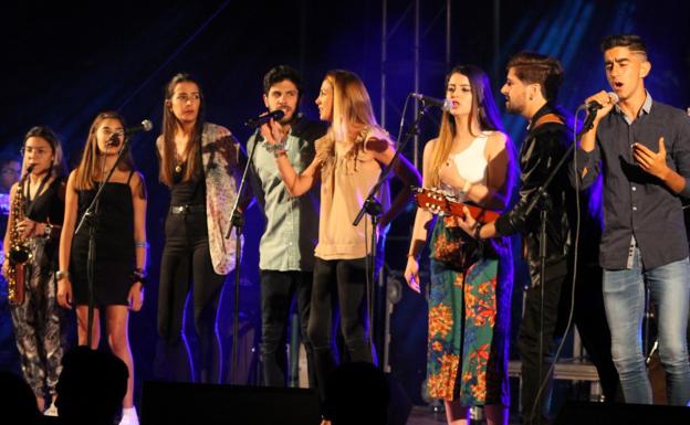 Imágenes de las actuaciones del viernes en FEVALPOP