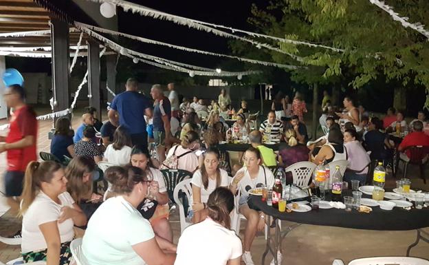 Los colaboradores de 'La Diabla' disfrutan de una noche de piscina