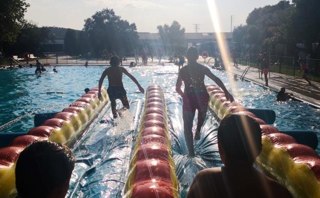 Unas 300 personas se refrescan en la fiesta acuática de la feria
