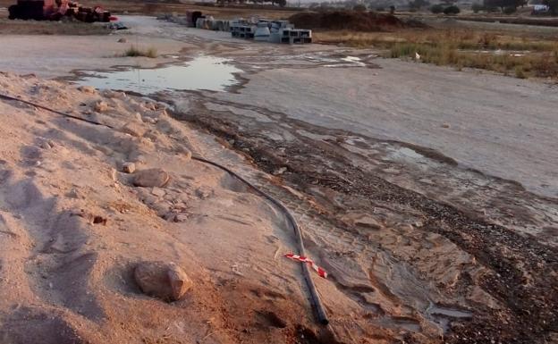 Se desperdician miles de litros de agua por robar una llave de paso