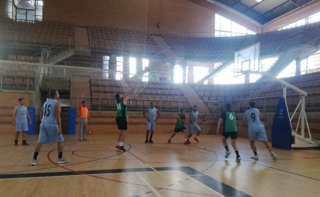 El equipo de baloncesto pierde su primer partido
