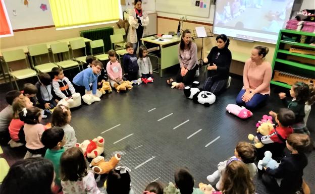 Los alumnos del Cesar Hurtado hacen prácticas de reanimación cardiopulmonar