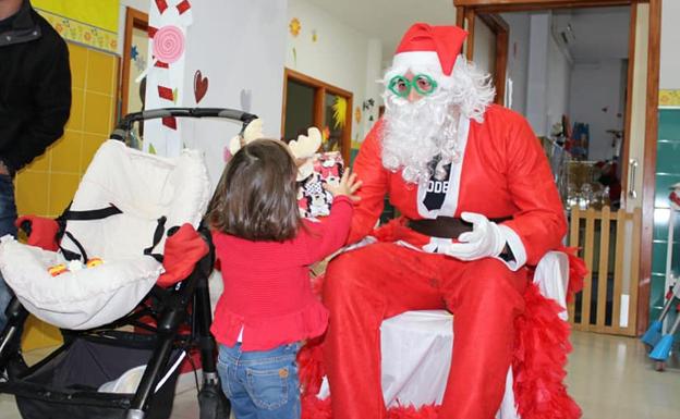 Papa Noel reparte ilusión por Valverde