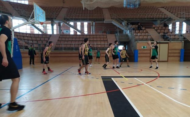 El equipo de baloncesto se va al parón navideño de liga clasificado en octavo lugar