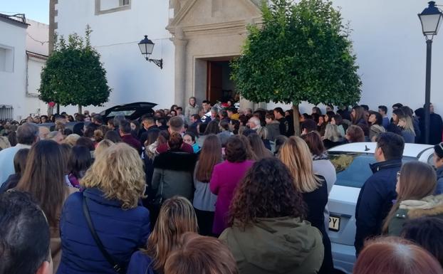 Multitudinaria despedida del joven Rubén