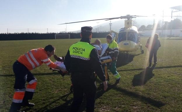 Evacuación urgente de un vecino en el helicóptero de emergencias