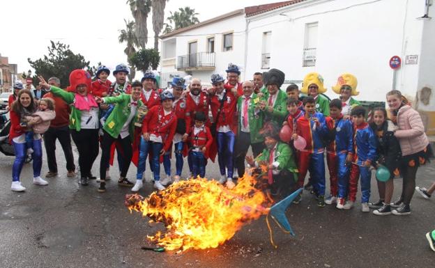 Valverde celebra un Domingo de Piñata pasado por agua