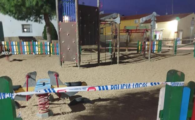 Se precintan los parques infantiles en Valverde