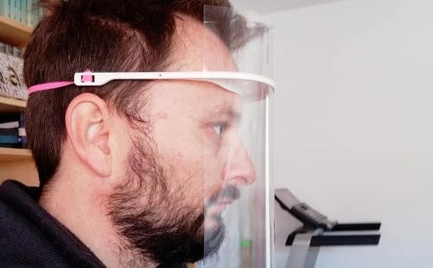 Los valverdeños hacen viseras y mascarillas para luchar contra el COVID-19