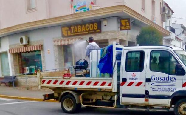 La Diputación de Badajoz refuerza la desinfección en Valverde