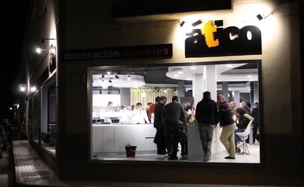 Este lunes reabren los comercios bajo cita previa