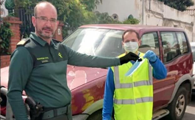 La Guardia Civil reparte mascarillas a los valverdeños