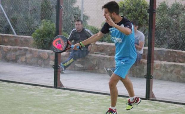 Echa a rodar la pelota en las pistas de pádel