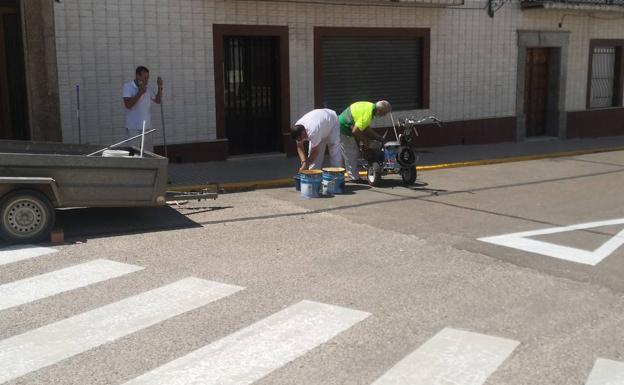 Valverde renueva la señalética pintada sobre el asfalto