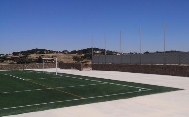 Ya se está colocando el cerramiento del campo de fútbol de césped artificial