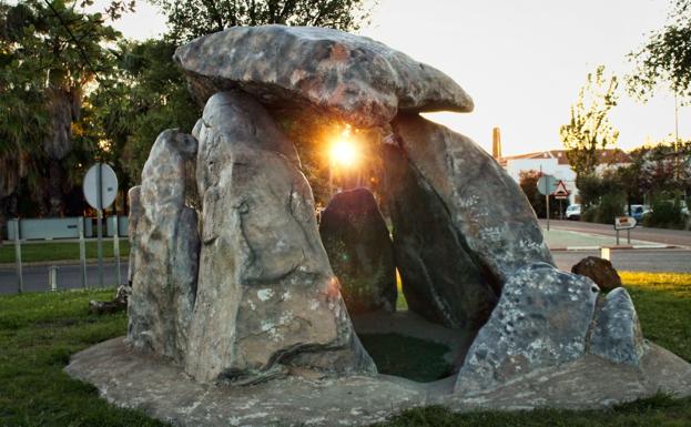 El Dolmen El Rebellao se instala en la rotonda de la carretera de Táliga