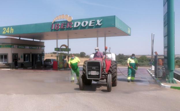 Se procede a la desinfección de la vía pública en Valverde