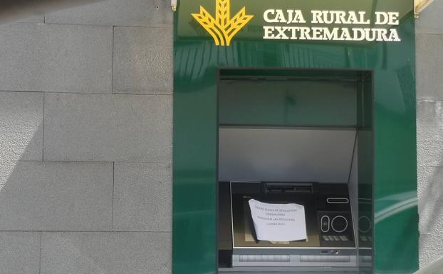 Destrozan el cajero de Caja Rural de Extremadura