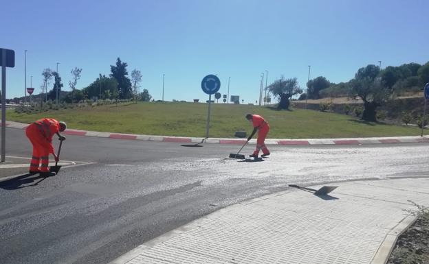 Se produce un vertido de uvas en la nueva rotonda