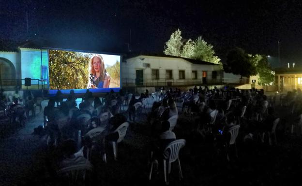 130 personas acuden a la tercera sesión de cine de verano