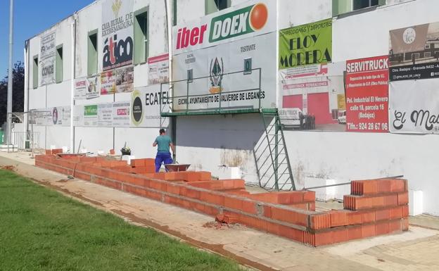 Se está construyendo una nueva grada en el Campo de Fútbol de San Roque