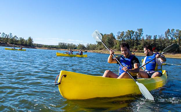 Celebrada la primera jornada de piragüismo en el pantano de Piedra Aguda